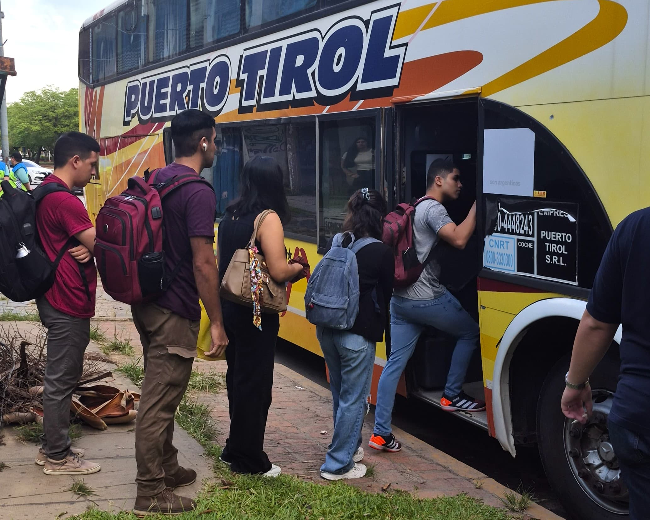 Estudiantes subiendo al transporte estudiantil
