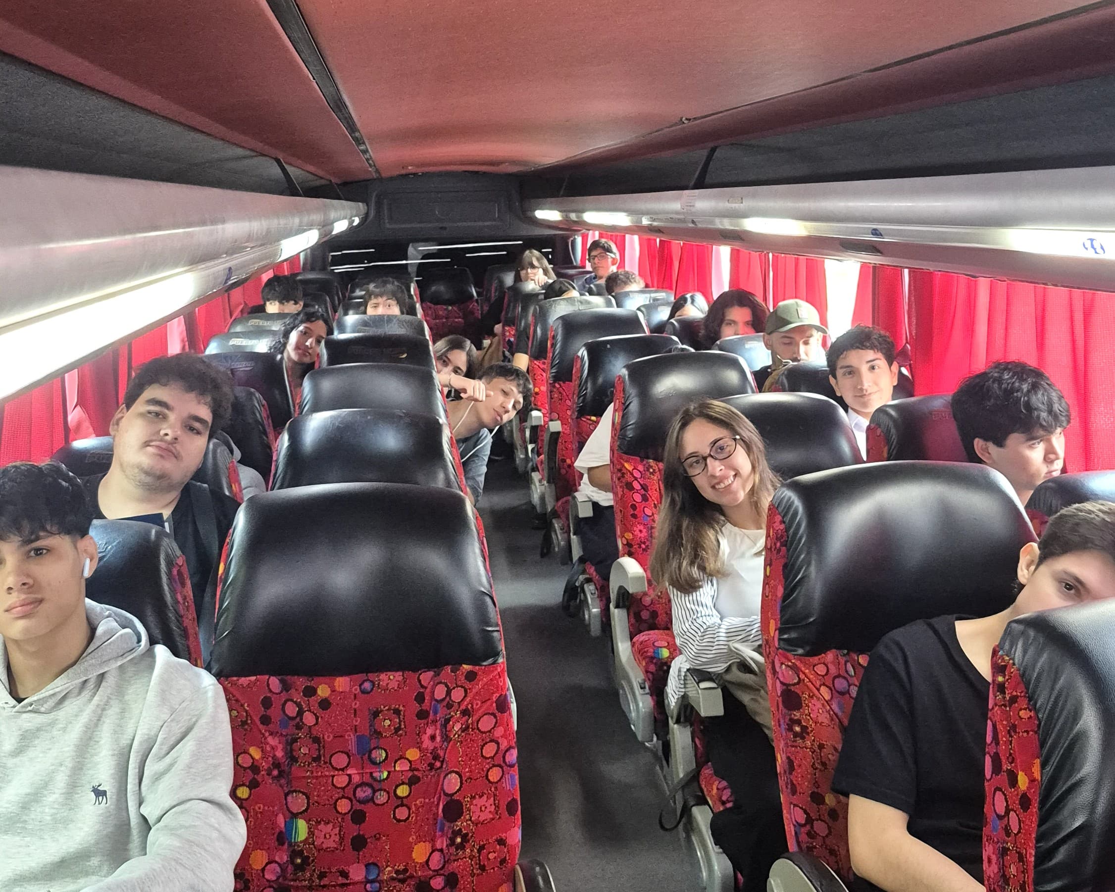 Estudiantes durante el viaje hacia el Instituto