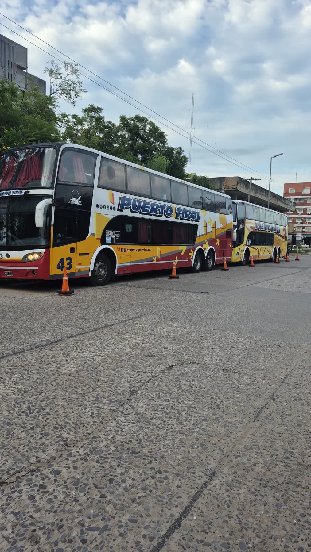 Colectivos del servicio de transporte estudiantil