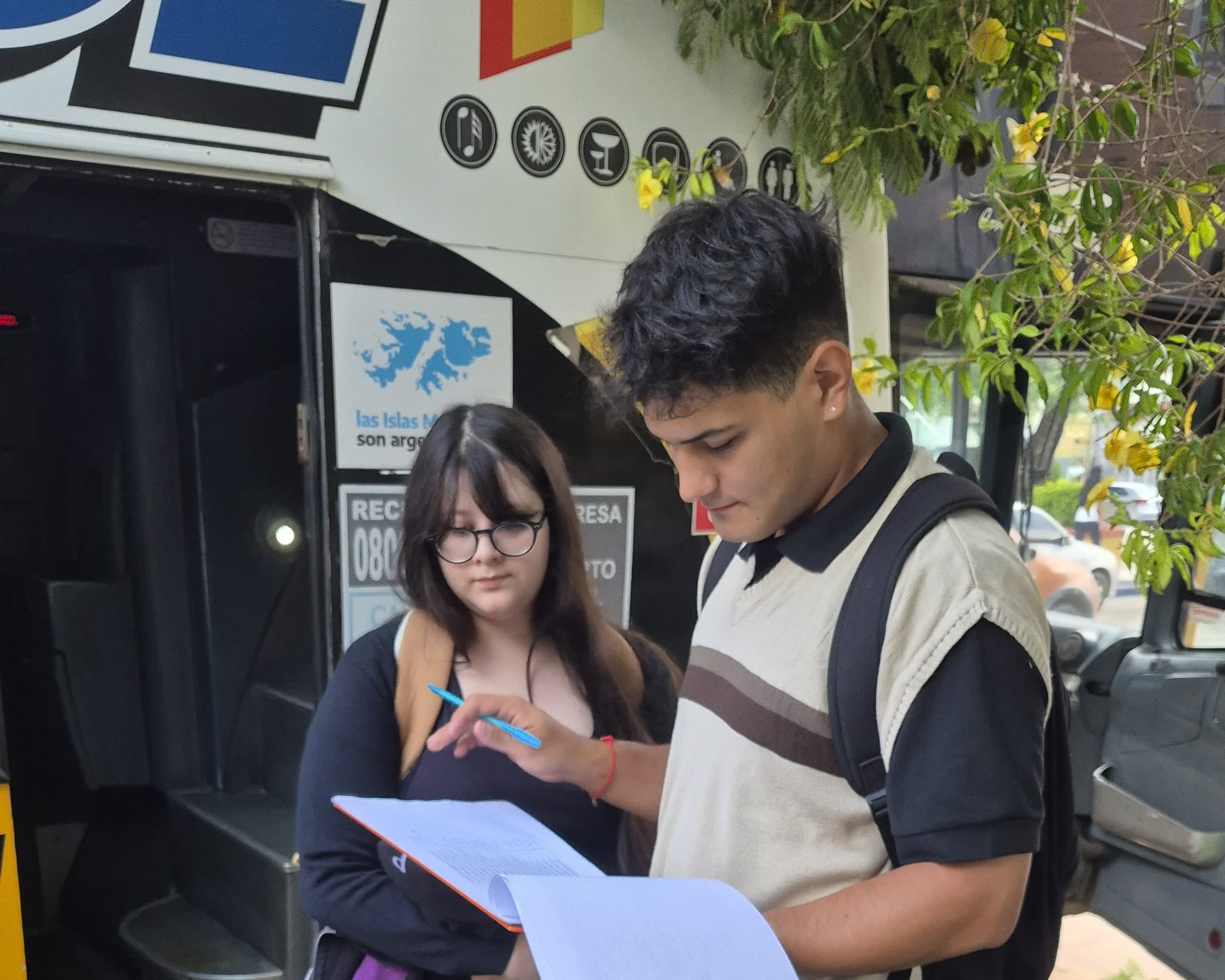 Estudiantes registrando su viaje en el transporte